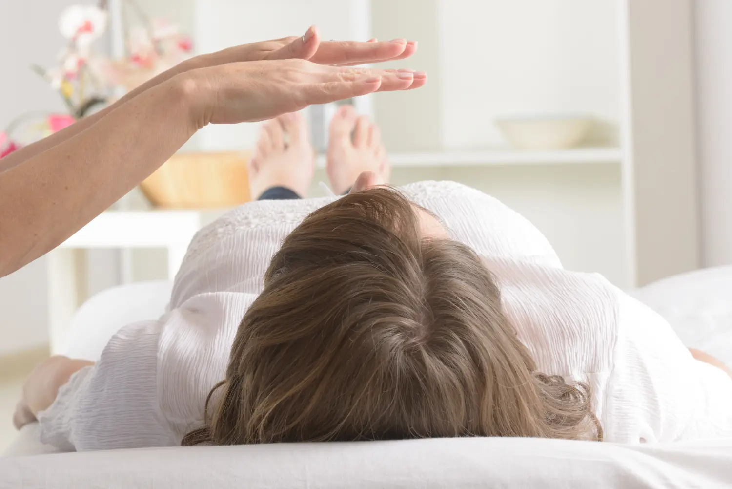 Professioneller Reiki-Heiler, der Reiki macht